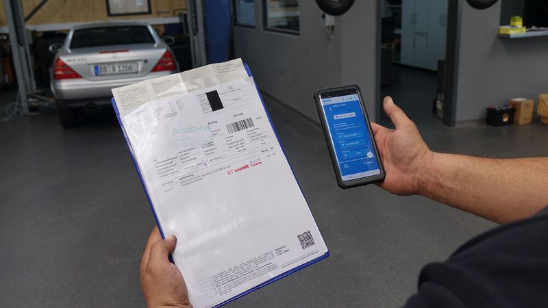 Die Werkstattausrüstung ist auf die Erfordernisse moderner und historischer Fahrzeuge gleichermaßen ausgerichtet, was unter anderem die Hebetechnik und die Reifenservicemaschinen betrifft. Separate Räume ermöglichen Arbeiten an Karosserien und Antriebsaggregaten. Sämtliche Mitarbeiter verfügen zudem über digitale Endgeräte zur Kommunikation mit dem Werkstattserver und den Kunden. (Bild: Schreiner – VCG)