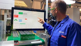 An den digitalen Maschinenplätzen haben die Mitarbeiter alle wichtigen Daten und Kennzahlen im Blick. (Solunio GmbH)