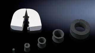 Das Dichtsystem der Steckerdurchführungstüllen ist modular aufgebaut und besteht aus einer Außenhülle aus Polypropylen mit thermoplastischen Elastomer und einer Kautschuk-Dichtung. (Rittal)