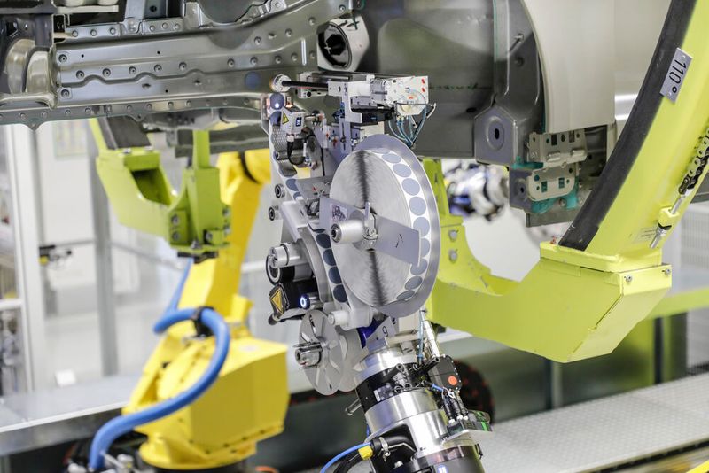 Runde Klebepads statt Kunststoff-Stopfen verschließen Bohrungen an der Karosse des Taycan.(Bild:  Porsche)