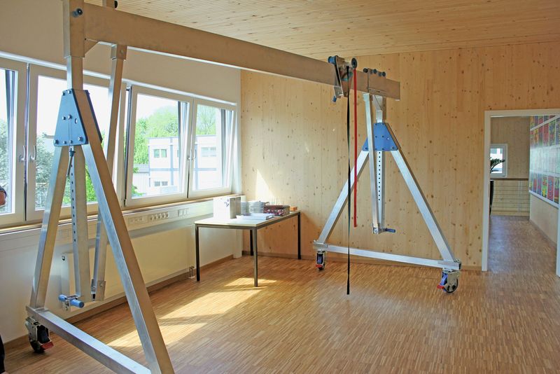 Die mobilen Aluminium-Portalkrane von SCHILLING Gerätebau sind in der Höhe verstellbar. (Bild: Juliana Pfeiffer)