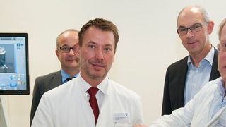 Die beiden Chefärzte Dr. Gregory Köppen und Dr. Carsten Schneekloth (vorne) demonstrieren die innovative Roboter-Technologie Renaissance TM mit dem stv. Kaufmännischen Direktor Markus Illigens und dem Hausoberer Christoph Robrecht (© ots)
