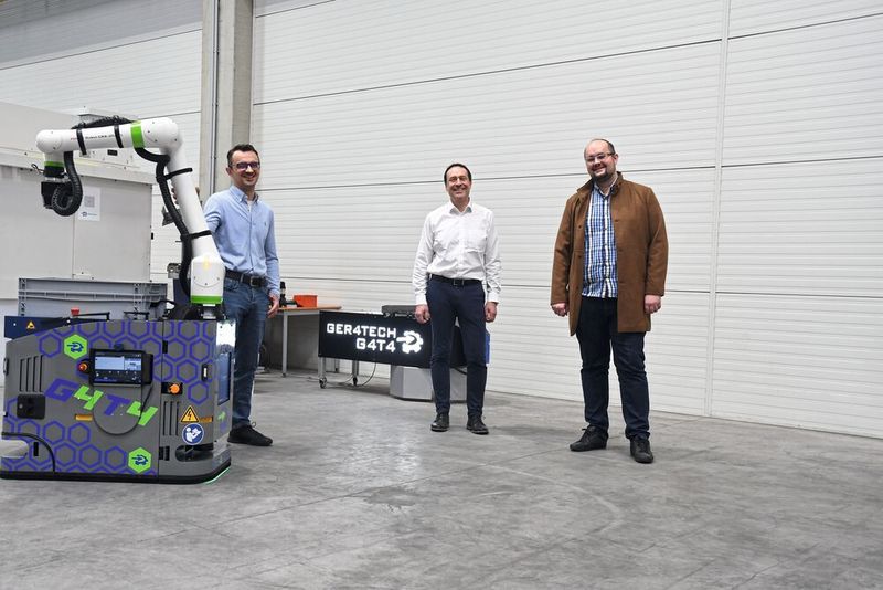 Hubert Gerstmayr, Andreas Brunhofer und Ivica Tomic (v. l. n. r.) sind von der strategischen Bedeutung des mannlosen Fertigungskonzeptes überzeugt. (Bild: Gressel)