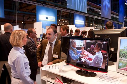 Steffi Steen von IT-BUSINESS im Gespräch mit Tomas Oubailis, Product Manager ODD & Notebooks Strategic Management von LG Electronics (Archiv: Vogel Business Media)