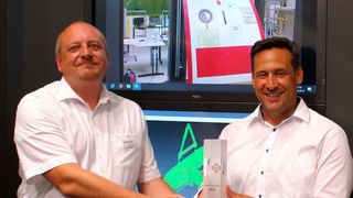 Erstmals wurde der Swiss Dinno Award verliehen (v.l.): Marc Waltisperger (Geschäftsführer Pepperl+Fuchs), Thomas Zürcher (Geschäftsführer My Live Zone GmbH) und Markus Gmür (Vertriebsleiter Pepperl+Fuchs).   (My Live Zone GmbH/Pepperl+Fuchs)