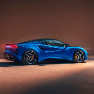Beim Emira handelt es sich um einen klassischen Mittelmotorsportwagen, bei dem sich der Motor hinter den Insassen befindet.(Bild:  Richard Pardon/Lotus)