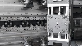 Damit häufige Werkzeugwechsel der variantenreichen Serien schnell und prozesssicher gelingen, sind Bihler Linearmaschinen mit AMF-Nullpunkt-Spannmodulen erstausgerüstet. (Bild: AMF)