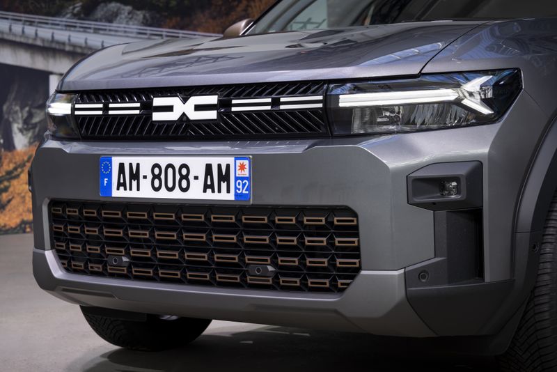 An der Front prangt das neue Logo der Marke Dacia. Außerdem setzt die Marke auf Y-förmige Tagfahrlichter. (Bild: Dacia)