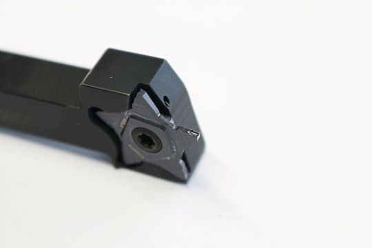 Der Spanformer basiert auf Standard-Varianten, die genau an die Anforderungen beim Anwender angepasst werden, etwa für Aufgaben in der Medizintechnik.(Bild:  Iscar)