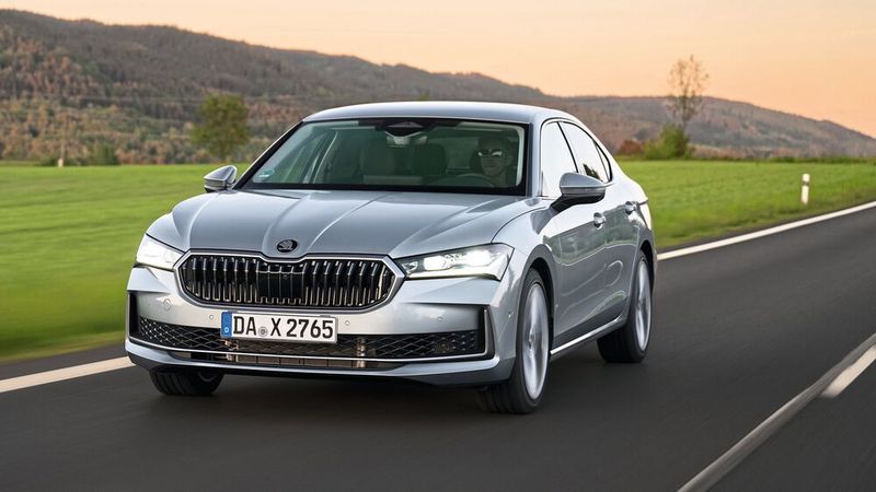 Skoda stellt für den Superb zunächst vier Antriebe zur Verfügung, die je nach Wahl mit bis zu drei Ausstattungsniveaus (Essence, Selection, L+K) kombiniert werden können. (Bild: Skoda)
