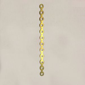 Dieses filigrane Bauteile, das zur Befestigung der Implantate im Körper dient, wurde auf der Oberflächenbehandlungsanlage gelb gefärbt.