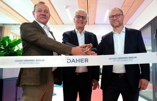 Obligatorisches Banddurchschneiden bei der Eröffnung der ersten Daher-Zentrale außerhalb von Frankreich (v.l.): Patrick Jeanroy (Daher SVP Services Operations), Didier Kayat (CEO Daher-Gruppe) sowie Maarten Muller (GF Daher Logistik und Daher Aerospace).(Bild:  Andreas Laible)