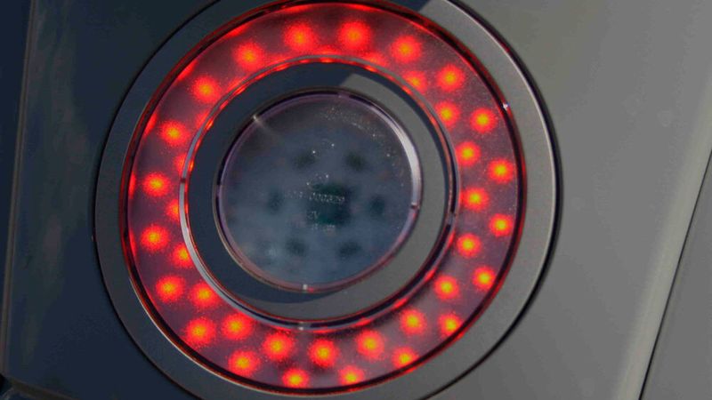 Das Rücklicht besteht aus zahlreichen rot leuchtenden Einzeldioden.  (Bild: SP-X/Mario Hommen)