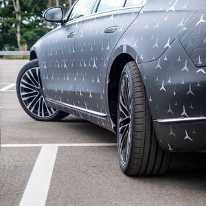 Die Hinterräder lassen sich bis zu zehn Grad anwinkeln.(Bild:  Daimler)