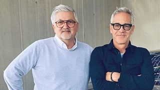 Martin Rada (li.), Geschäftsführer des Auto-Abo-Anbieters Vibe, und Christian Clerici, Head of Content & Creation, haben ehrgeizige Ziele in Deutschland.  (Bild: Vibe Moves You)