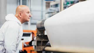 Der biobasierte PVC-Werkstoff Biovyn soll die CO2-Bilanz bei der Produktion von Oberflächenmaterialien bei Continental deutlich verbessern.  (Bild: Continental)