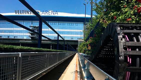 Den silbernen vector  gewinnt das Unternehmen Rhenac GreenTec AG aus Hennef für den Einsatz von Energiekettensystemen in der Rasenbelichtungsanlage der Veltins-Arena.  (Bild: Igus)