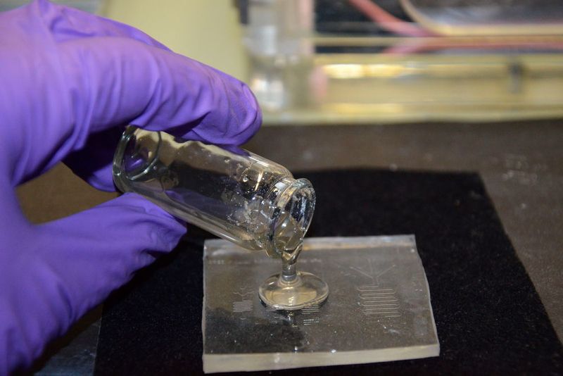 Das Liquid-Glass-Nanokomposite ist bei Raumtemperatur dickflüssig und lässt sich so in jede beliebe Form bringen. Unter Licht wird es vorgehärtet und dann im Ofen ausgebrannt. So hergestellte Bauteile besitzen laut KIT die gleichen chemischen und physikalischen Eigenschaften wie Produkte aus herkömmlichen Glas. (KIT)