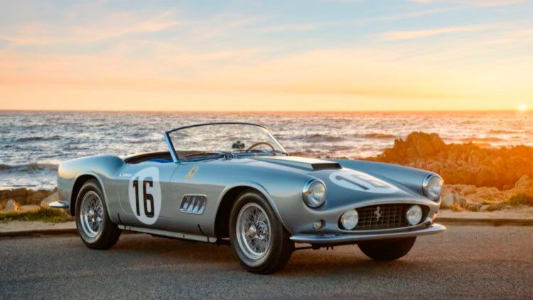 Auf Platz 3. landete dieser 1955er Ferrari 375 MM Berlinetta. Er erzielte einen Erlös von 9.465.000 USD. Nur neun der 50 California Spyder mit langem Radstand hatten eine spezielle Leichtmetallkarosserie; noch weniger Autos hatten einen Wettbewerbsmotor und einen außenliegenden Tankdeckel wie dieses Auto.  (Bild: Gooding & Company)