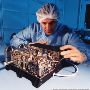 Der Gas-Chromatograph Ptolemy analysiert Gase wie Wasser-, Sauer-, Kohlen- und Stickstoff im Kometenmaterial.