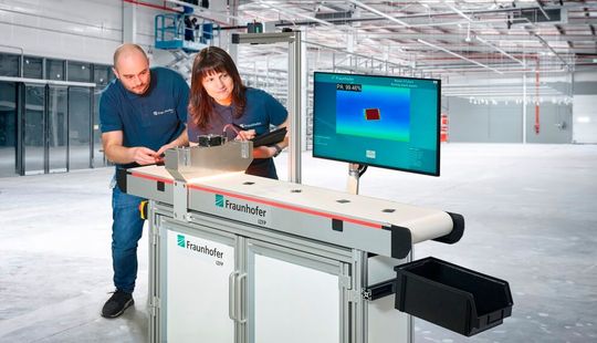 Dieses Gerät kann man bald in Dortmund bestaunen. Es ist mittels aktiver Thermographie in der Lage etwas zu machen, was bisher nicht klappte: Schwarze Kunststoffsorten voneinander zu unterscheiden und zu sortieren. Recyclingtechnik und Umwelt dürften sich freuen ...(Bild:  Fraunhofer IZFP)