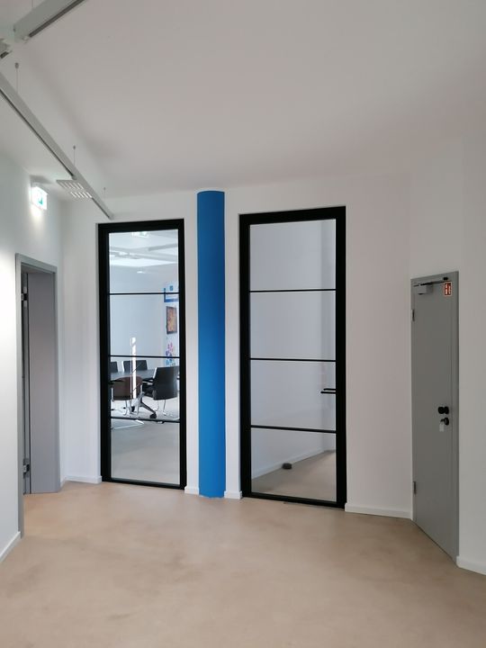 Der Wandaufbau im Innenbereich besteht aus Bio-Grundputz und einem Anstrich mit Kalkfarbe.  (Bild:  Agmadata/Haga)