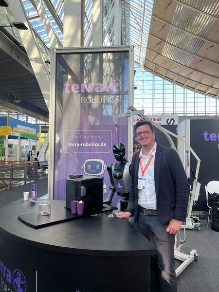 Ein Hypethema der Messe waren die humanoiden Roboter. Maikel Leder (Terra Robotic) informierte über Einsatzszenarien. (Bild: Vogel IT-Medien)