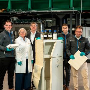 Gemeinsames Technologie-Upscaling für das Recycling von Hartschaum: Covestro und Fraunhofer Umsicht planen Pilot-Anlage. Projektteam (v.l.): Dr. Thomas Fehn, Group Manager Chemical Recycling and Downstream Processes, Fraunhofer Umsicht, Dr. Stefanie Eiden, Head of Pyrolysis Projects, Covestro, Dr. Stephan Schubert, Head of Enabling Technologies, Covestro, Dr. Alexander Hofmann, Head of Thermochemical Conversion Technologies, Fraunhofer Umsicht, M. Eng. Sebastian Hänisch, Chemical Recycling and Downstream Processes, Fraunhofer Umsicht(Bild:  Fraunhofer Umsicht/ Sabrina Bauer)