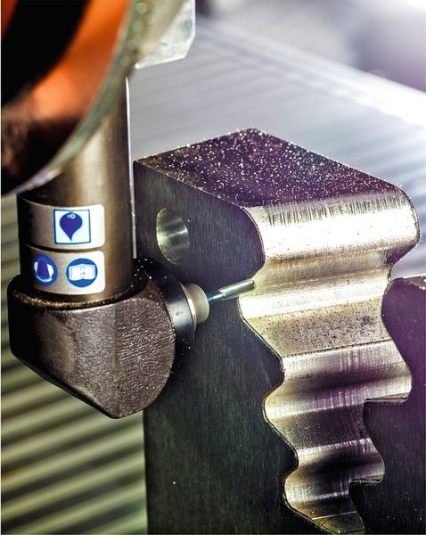 Bild 1: Eine hochgenaue Kantenverrundung mittels eines Robotersystems vereinfacht an komplexen Turbinenbauteilen die nötigen Nacharbeiten. (Bild: Fraunhofer IPA)