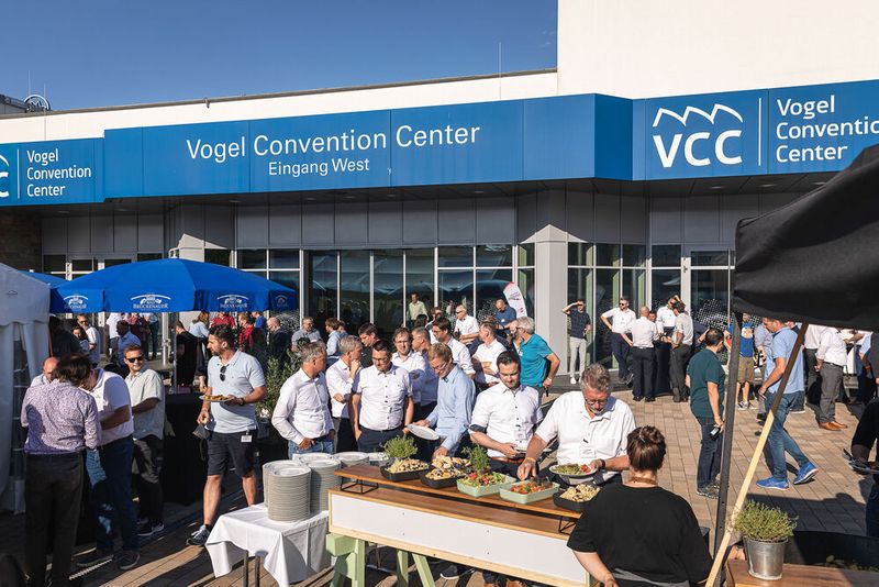 Steckverbinderkongress 2022: Das Get together am 4. Juli 2022 und die Abendveranstaltung am 5. Juli 2022 auf dem Vogel-Campus boten viele Gelegenheiten sich in entspannter Atmosphäre auszutauschen und zu netzwerken. Schon so manches Projekt nahm hier seinen Anfang. (Bild: Elektronikpraxis)