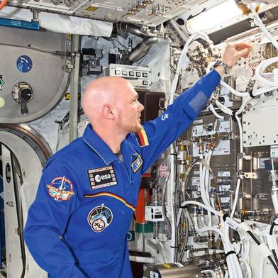 L'astronaute de l'ESA Alexander Gerst installe le « Electromagnetic Levitator » (EML) à bord de l'ISS. C'est sur cet instrument que Alexander Gerst a ensuite réalisé les essais de l'EMPA avec des verres métalliques. (Source : NASA)