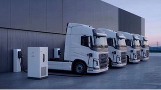 Der neue Speicher „sonnenPro Compact 261“ für drinnen und draußen eignet sich insbesondere für die Integration von Ladeinfrastruktur. (Bild: Sonnen)