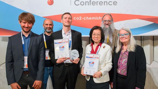 Gewinner und Sponsoren „Best CO2 Utlisation“, v.l.n.r. Martin Lindmeyer (Yncoris), Anastasios Perimenis (CO2 Value Europe), Sebastian Pohlmann (Up Catalyst), Fanny Liao (Far Eastern New Century Corporation), Michael Carus (Nova-Institut), Asta Partanen (Nova-Institut)(Bild:  Almut Elhardt/ Nova-Institut)