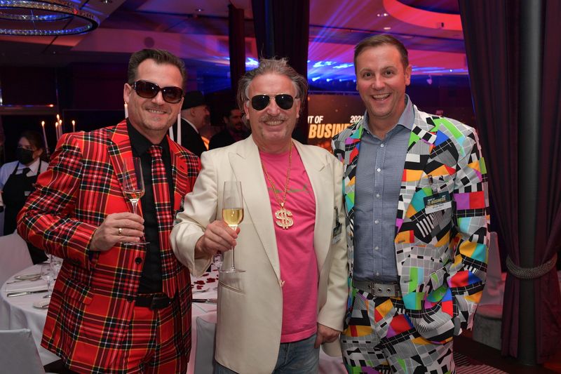 Bunt ging es auch bei (v. l.) Martin Schaletzky, Softline, William Geens und Oliver Roth, Prianto, ab. (Hannes Magerstaedt)