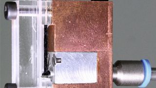 Händelt Flüssigkeiten präzise: das Quetschventil mit pneumatischem Aktor.  (Bild: TU Berlin)