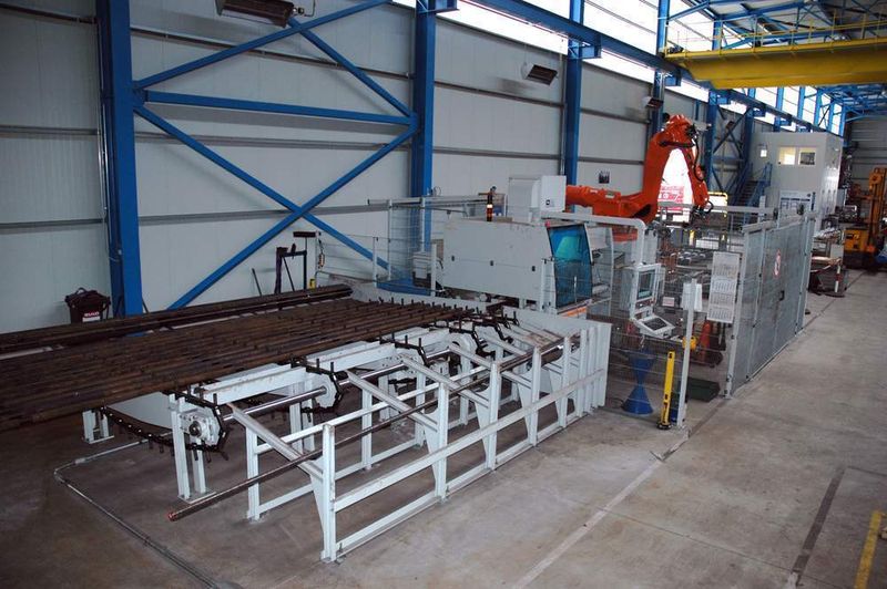 Bild 1: Die bei Thyssen-Krupp Schulte installierte Kasto-Variospeed C 15 besteht aus dem Zufuhrmagazin mit 10 Vorlageplätzen und Rücklagerplatz, der Sägeeinheit und dem Roboter. (Archiv: Vogel Business Media)