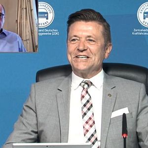 ZDK-Vizepräsident Wilhelm Hülsdonk verabschiedete sich von Hermann Frohnhaus, langjähriger Sprecher der Geschäftsführung der Bank Deutsches Kraftfahrzeuggewerbe (BDK), der Ende des Monats in den Ruhestand geht. (Bild:  Pfaff/»kfz-betrieb«)