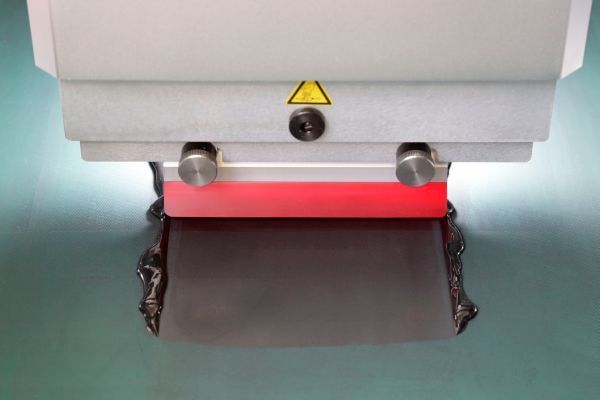 Siebdrucker für Elektroden und Elektrolyt: Funktionale Schichten der Brennstoffzelle wie Anode, Kathode und Elektrolyt werden mittels Siebdruckverfahren auf das Substrat aufgebracht. (Forschungszentrum Jülich)