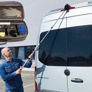 Kamerasysteme und Sensoren arbeiten am zuverlässigsten, wenn sie sauber sind und sauber bleiben. Dafür hat Axion seinen Reiniger „Axiclear“ entwickelt, der in einem praktischen Set samt Spezialbürste und Teleskopstange daherkommt.(Bild:  Axion)