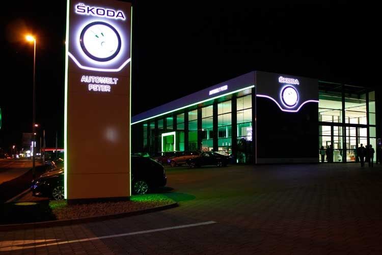 Ein Leuchtturm für die Marke Skoda ist das neue Autohaus in Nordhausen nach Ansicht von Importeursvertretern. (Foto: Autohaus Peter)