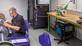 Der Nassabscheider ist als zentrale Einheit mit allen vier Arbeitsplätzen via Wickelfalzrohrleitung verbunden. (Bild: Esta)