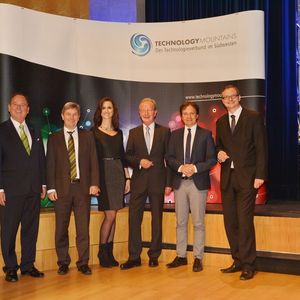 Wollen die Medizintechnik in der Region weiter nach vorne bringen. Von links: IHK-Präsident Dieter Teufel, Landrat Stefan Bär, Medical-Mountains-Vorstand Yvonne Glienke, Technology-Mountains-Vorsitzender Dr. Harald Stallforth, IHK-Hauptgeschäftsführer Thomas Albiez und Technology-Mountains-Geschäftsführer Thomas Wolf.