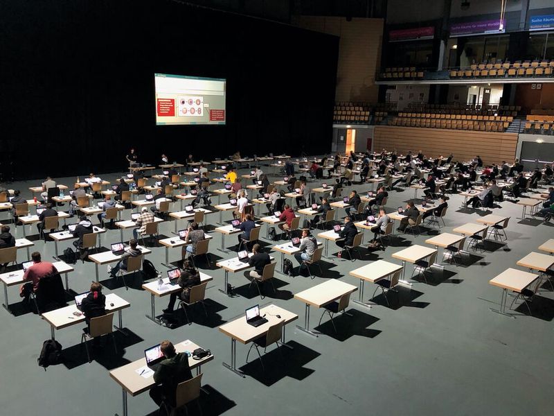 An acht Standorten fand zeitgleich die Gesellenprüfung der Kfz-Mechatroniker in Hessen statt, so beispielsweise auch in der Rittal-Arena in Wetzlar. (Bild:  KFZ-Gewerbe Hessen)