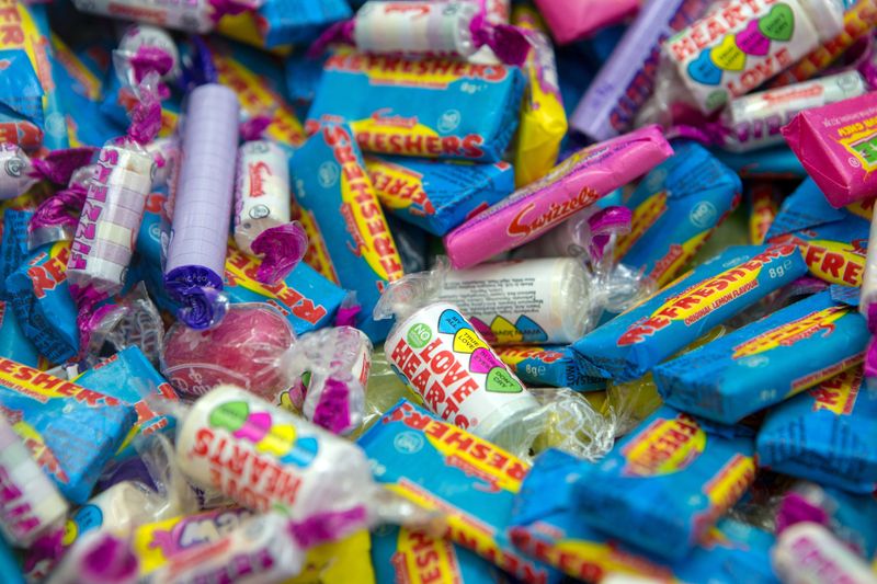Diverse Lebensmittelverpackungen (z. B. Schokoriegel, Bonbons, Kekse usw.): 12 %Maßnahme: Abfälle in der Mülltonne entsorgen und nicht in der Umwelt. Sparpotenzial: 500 Mio. Plastikmüllteile pro Jahr  Der zweitgrößte Anteil im Plastikmüll europäischer Flüsse geht auf diverse Lebensmittelverpackungen zurück, u. a. von Süßigkeiten. Wenn niemand solchen „kleinen Plastikmüll“ achtlos wegwerfen würde, kämen in Großbritannien rund 500 Millionen weniger Plastikmüllteile in die Umwelt.  Ergänzendes zum Thema:  Raupen gegen Plastikmüll: Fressen oder recyclen sie?   (Carl Raw/Unsplash)