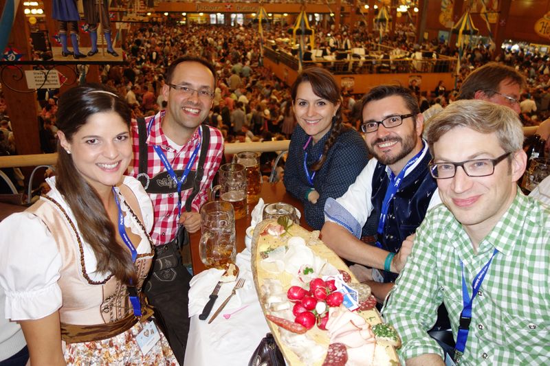 (v. l.) Sandra Mair, Cancom, Michael Grunwald, Grunwald Display Solutions, Anita Kraft, MR Datentechnik, Christoph Harant, Kermax und Joachim Fischer (Bild: IT-BUSINESS)