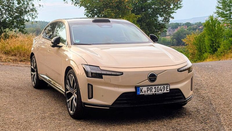 Der Testwagen verfügte noch über den auffälligen Lidar-Sensor auf dem Dach. Nach dem Aus der Partnerschaft mit dem Hersteller Luminar entfällt diese Technik bei den neu produzierten Volvo-Modellen allerdings. (Bild: Mauritz – VCG)