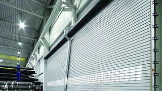 Höhere Windlasten: Im Standard halten auch 10 m breite Tore mit Decotherm-Behang der Windlastklasse 2 stand. Für andere Rolltorprofile kann die Widerstandsfähigkeit der Toranlage mit der Teleskopstütze WPS erhöht werden. Bild: Hörmann (Archiv: Vogel Business Media)