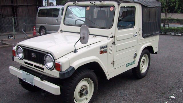 1977 begann das Münchner Unternehmen Inthelco mit der Einfuhr von Daihatsu-Nutzfahrzeugen. Den Anfang machte der Geländewagen Taft, welcher in Deutschland unter dem Namen Wildcat verkauft wurde. Er besitzt einen Profilrahmen, auf dem die Karosserie aufgeschraubt ist. Wie viele ältere Geländewagen hat der Taft Starrachsen an Längsblattfedern vorne und hinten mit Teleskopstoßdämpfern. Es gibt einen zuschaltbaren Allradantrieb ohne Mitteldifferential und eine Geländeuntersetzung.  (Bild: Wikipedia Commons T.OKazawa )