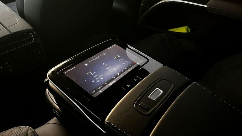 Das in die Mittellehne im Fond integrierte Tablet lässt sich auch herausnehmen und kann als Controller genutzt werden. Das ist vor allem dann praktisch, wenn der Beifahrersitz nach vorne gefahren ist.  (Bild: Simon – VCG)