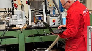 Messvorgang im Institutslabor FMDauto am Prototyp der zu entwickelnden Schüttgutförderanlage. (Bild: Hochschule Düsseldorf)